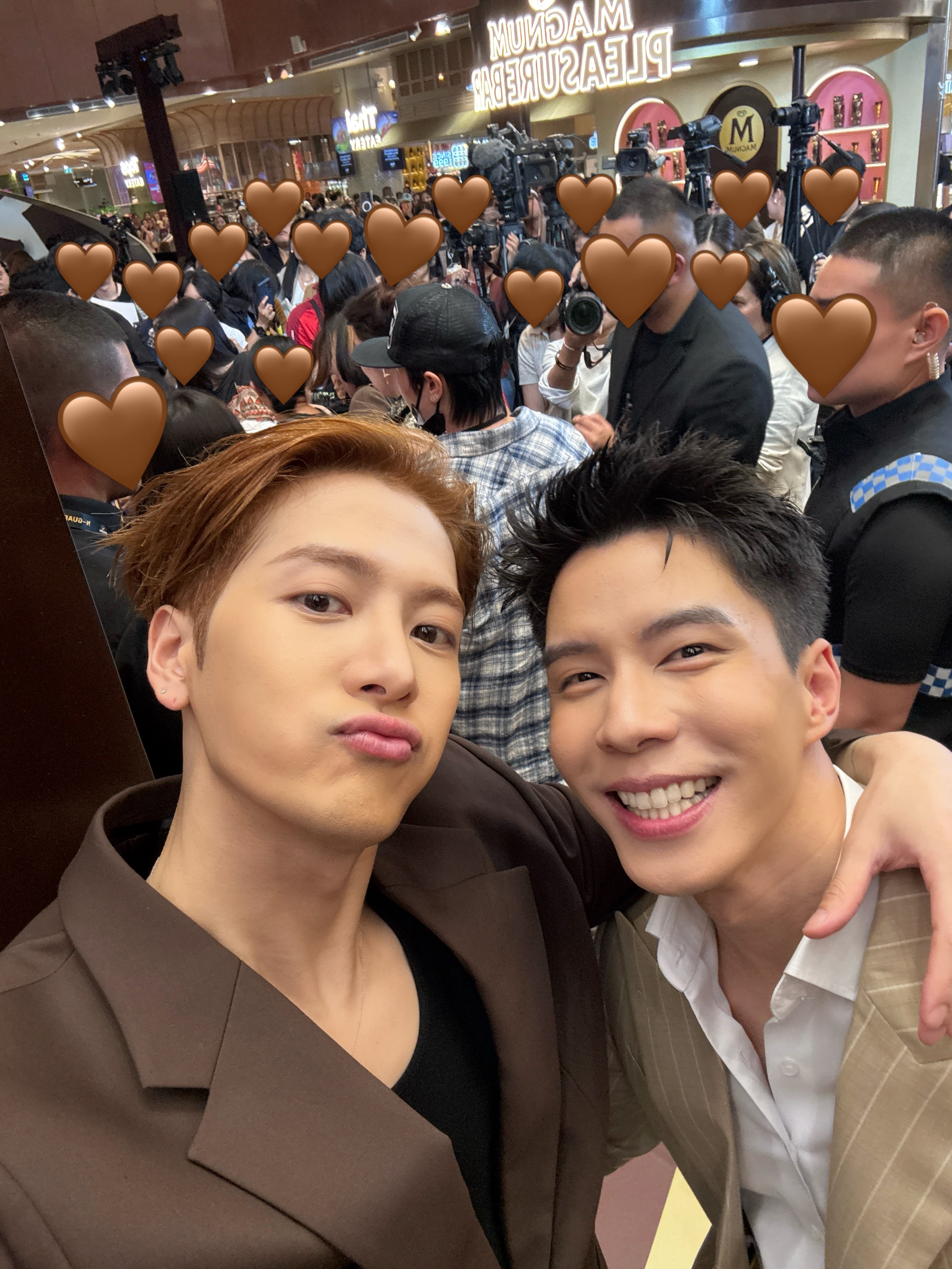 @jacksonwang852g7 กินไอติมระวังเลอะ แต่ถ้าสบตาพี่เเจ็คเยอะๆ..ระวังรัก ฮิ่วววววว 🤭💕

#MagnumTHxJacksonWang 
#พี่เเจ็ค 
#BamTheBilingualMC
