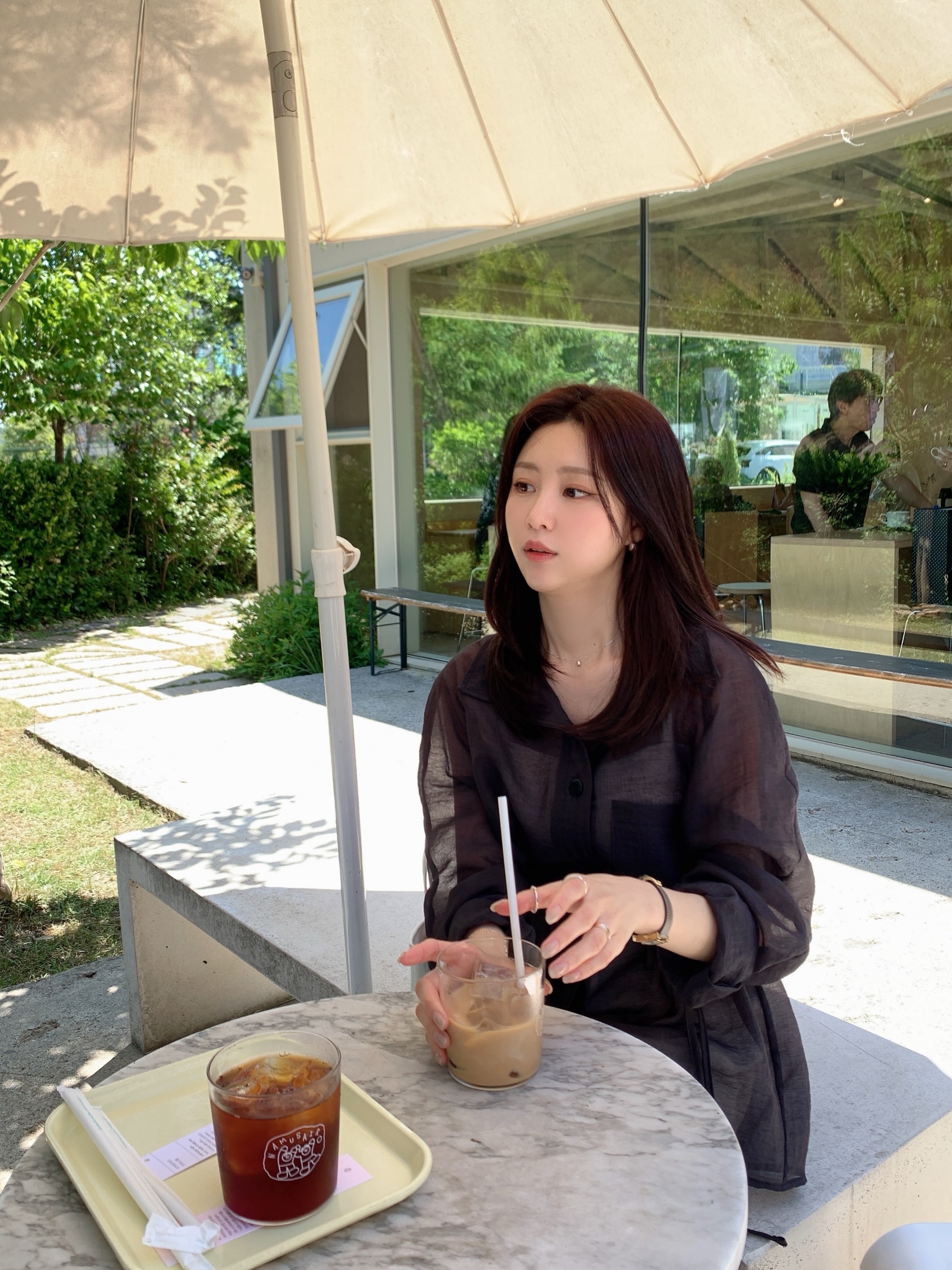 여름 맞이 톤 다운 추천합니다 🙋🏻‍♀️ 
입을 때마다 마음에 드는 그런 옷 있잖아요.
오랜만에 정말 하나도 빠짐없이 자신있게 
추천 드리고 싶은 코디예요. 
신상 할인 기간에 꼭 혜택 받아보세요 🩶