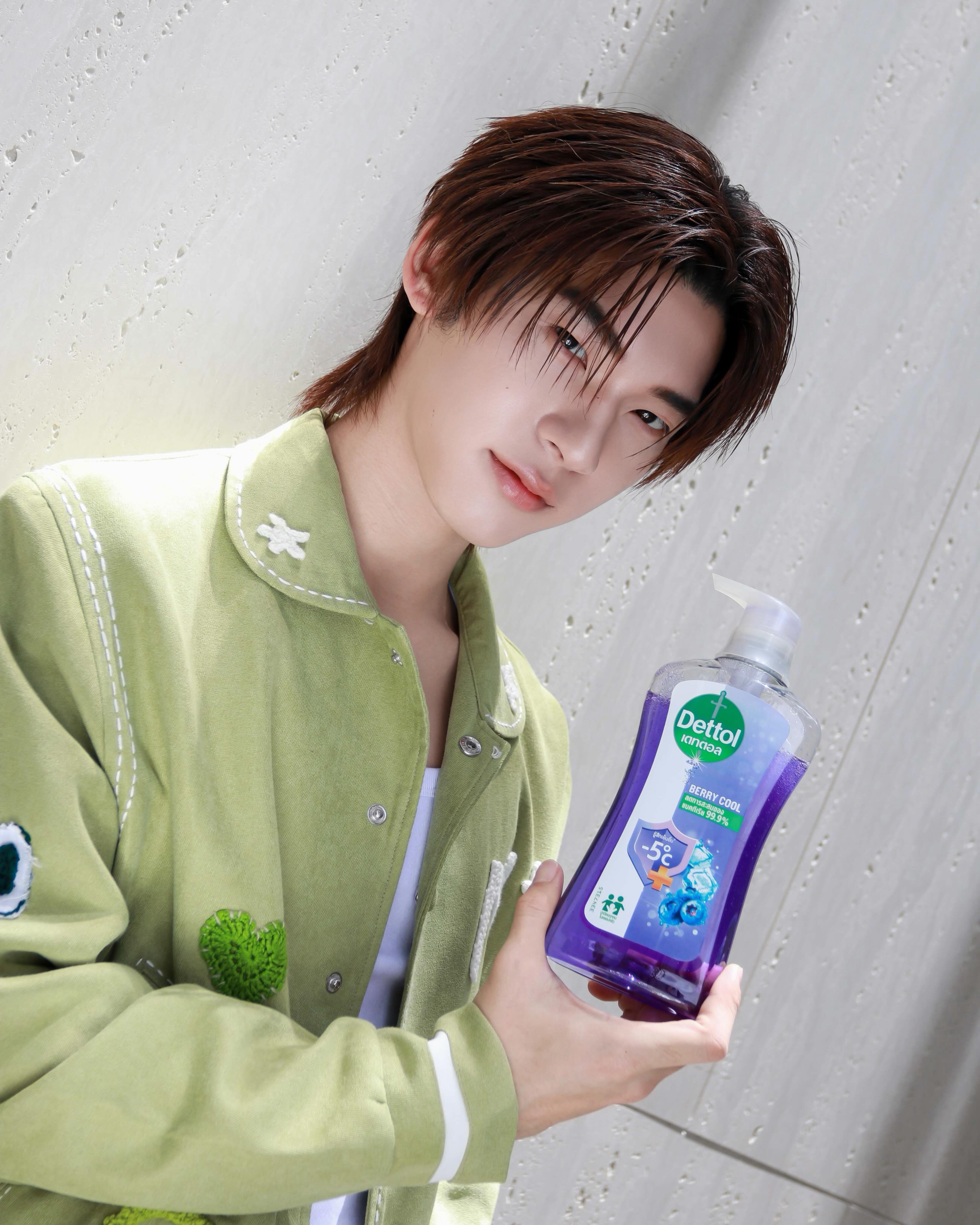 วันนี้ตี๋ตี๋มาชวนมัมหมีไปงาน
💖 DETTOL LOVE BERRY MUCH ชวนมาเฟรชให้ใจฟูไปกับ ตี๋ตี๋ & ป๋อ 🫐🫧
เติมความหอมสดชื่น มั่นใจได้ทุกโมเมนต์ พร้อมลุ้นใกล้ชิดแบบเอ็กซ์คลูซีฟ!

✨ 50 Lucky Fans✨ 
• สิทธิ์เข้าร่วม Fan meet กับตี๋ตี๋ และป๋อ
• สิทธิ์ถ่ายรูป 2:1 
• รูปถ่ายใส่ในกรอบรูปพร้อมลายเซ็น
• Dettol Giftset

📍ติดตามรายละเอียดเพิ่มเติมได้ที่ LINE OA @dettolth

#DettolxTeeteePor 
#DettolThailand #Dettol