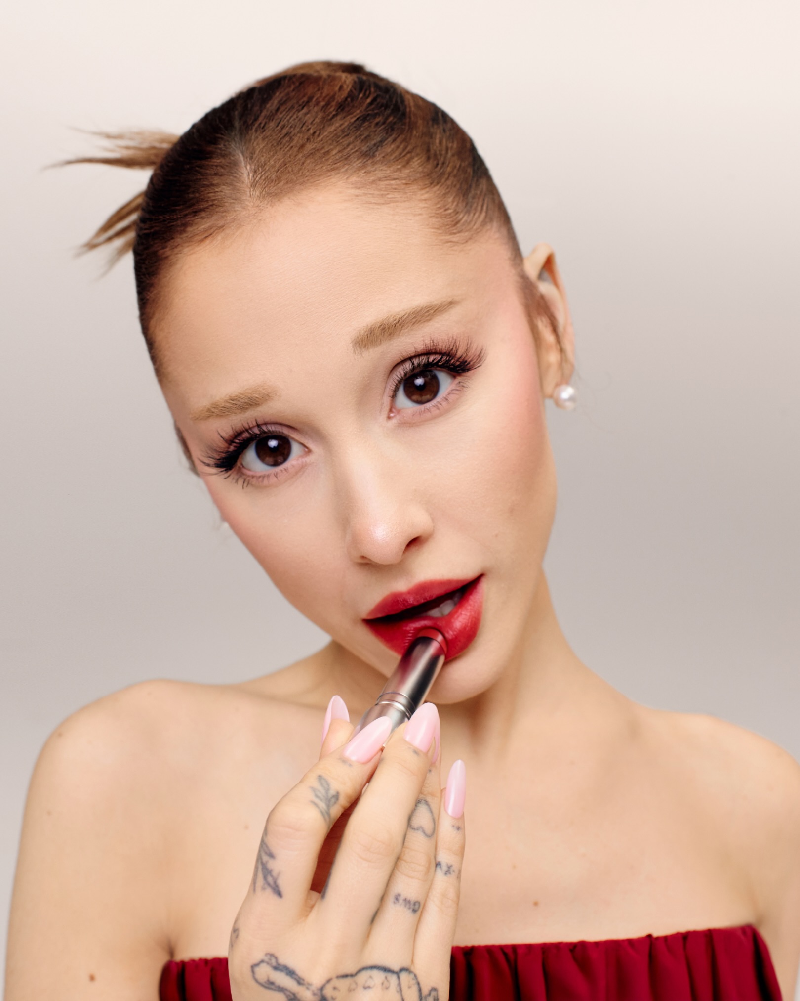 your lips, blurred to perfection ⊹ ̊. ♡  
powered by plant-based blur powders + mineral pigments to smooth, with hyaluronic acid, manoi de tahiti, hibiscus & wakame to keep lips comforted and nourished 

shop blur butter lip balm now on rembeauty.com